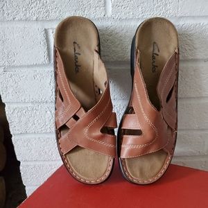 💟 30% off 3 items Clarks slide sandals